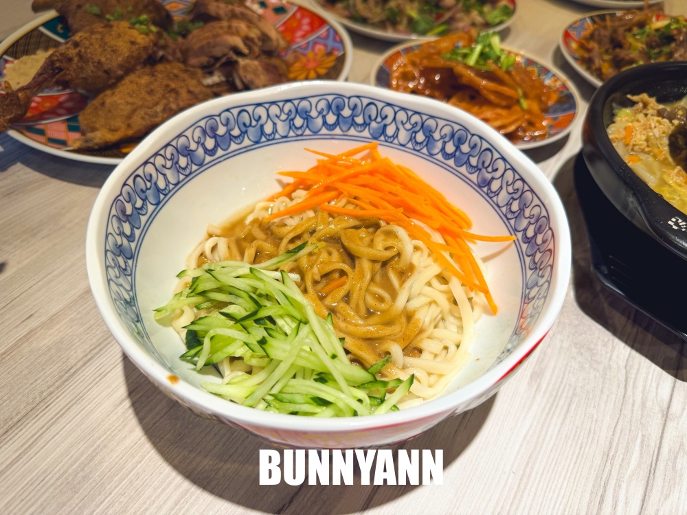 知道的人不多，是巷口那碗餐廳店家，280元香酥鴨份量大，乾麵也是招牌主打