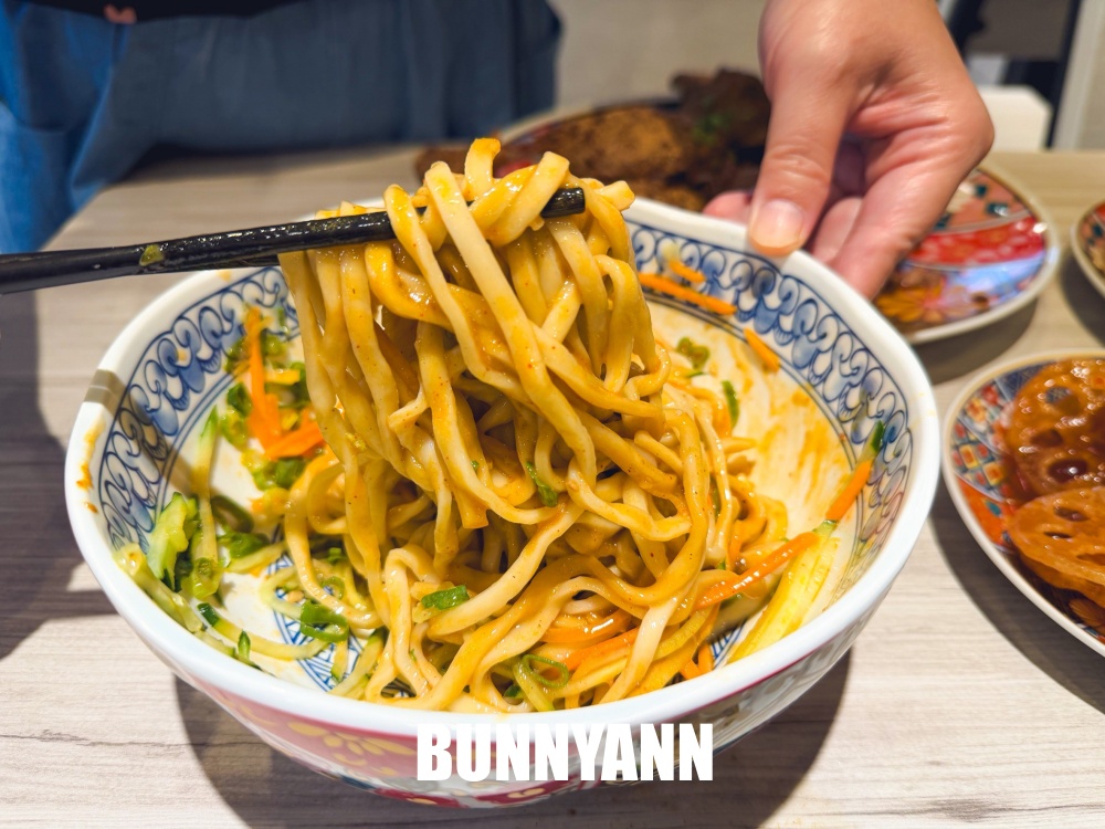 知道的人不多，是巷口那碗餐廳店家，280元香酥鴨份量大，乾麵也是招牌主打