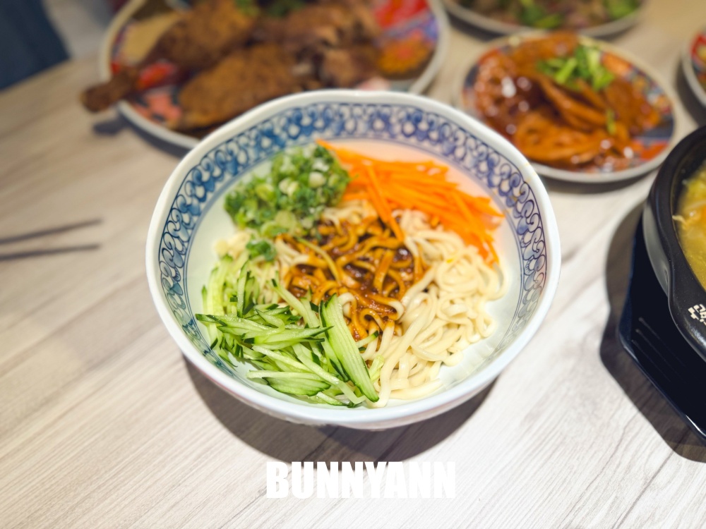 知道的人不多，是巷口那碗餐廳店家，280元香酥鴨份量大，乾麵也是招牌主打