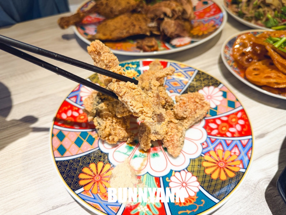知道的人不多，是巷口那碗餐廳店家，280元香酥鴨份量大，乾麵也是招牌主打