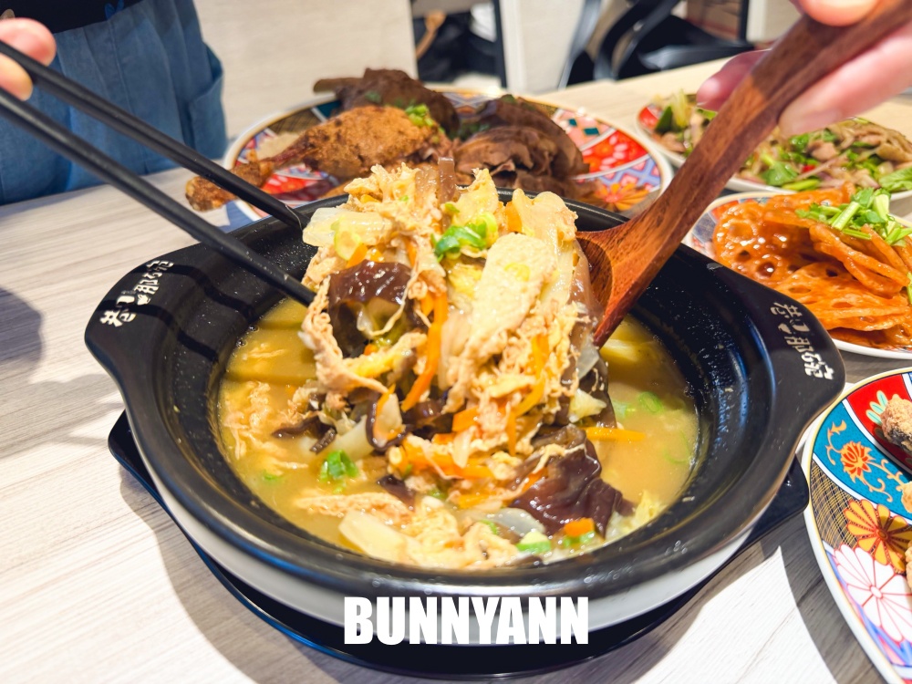 知道的人不多，是巷口那碗餐廳店家，280元香酥鴨份量大，乾麵也是招牌主打