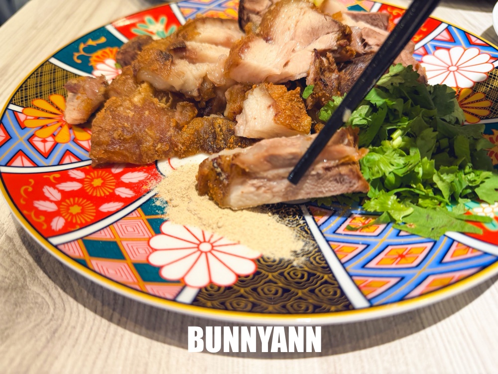 知道的人不多，是巷口那碗餐廳店家，280元香酥鴨份量大，乾麵也是招牌主打
