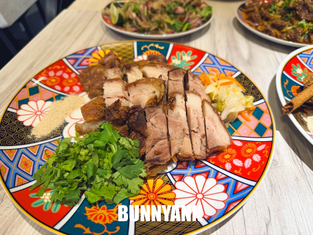 知道的人不多，是巷口那碗餐廳店家，280元香酥鴨份量大，乾麵也是招牌主打