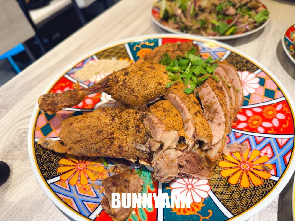 知道的人不多，是巷口那碗餐廳店家，280元香酥鴨份量大，乾麵也是招牌主打