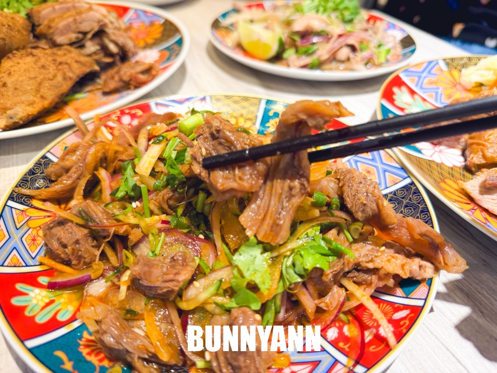 知道的人不多，是巷口那碗餐廳店家，280元香酥鴨份量大，乾麵也是招牌主打