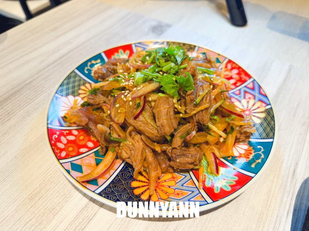 知道的人不多，是巷口那碗餐廳店家，280元香酥鴨份量大，乾麵也是招牌主打