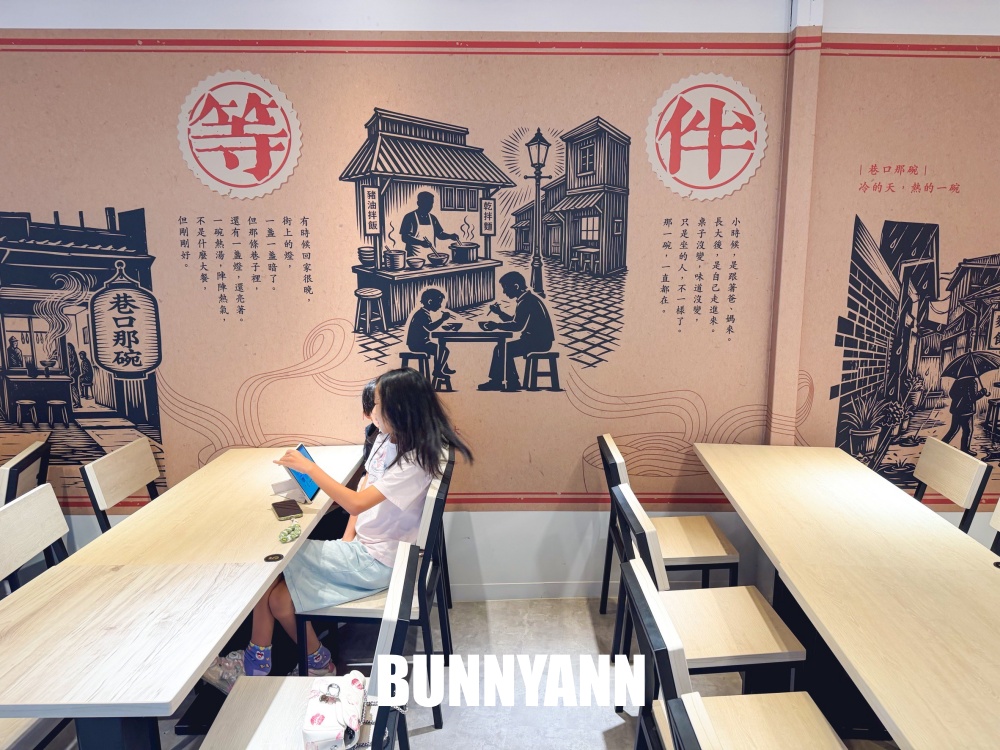 知道的人不多，是巷口那碗餐廳店家，280元香酥鴨份量大，乾麵也是招牌主打