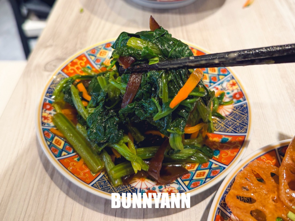 知道的人不多，是巷口那碗餐廳店家，280元香酥鴨份量大，乾麵也是招牌主打