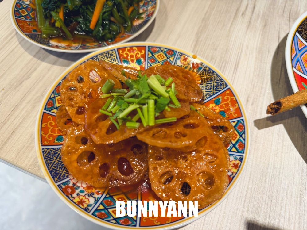 知道的人不多，是巷口那碗餐廳店家，280元香酥鴨份量大，乾麵也是招牌主打