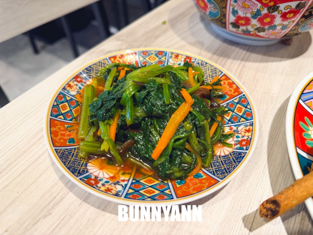 知道的人不多，是巷口那碗餐廳店家，280元香酥鴨份量大，乾麵也是招牌主打