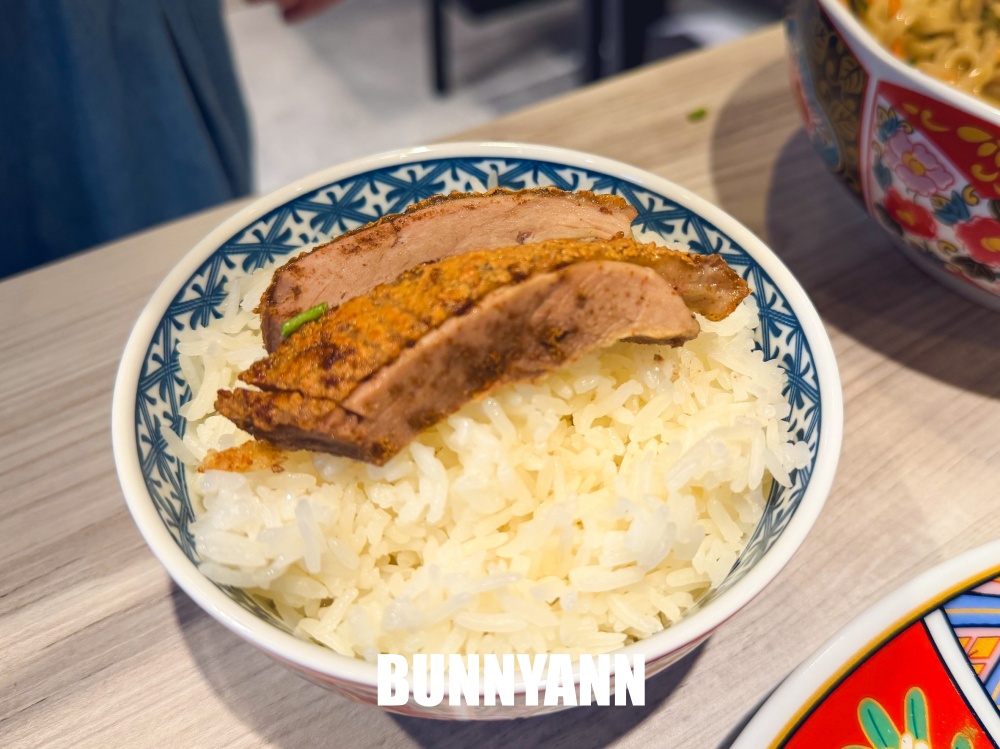 知道的人不多，是巷口那碗餐廳店家，280元香酥鴨份量大，乾麵也是招牌主打
