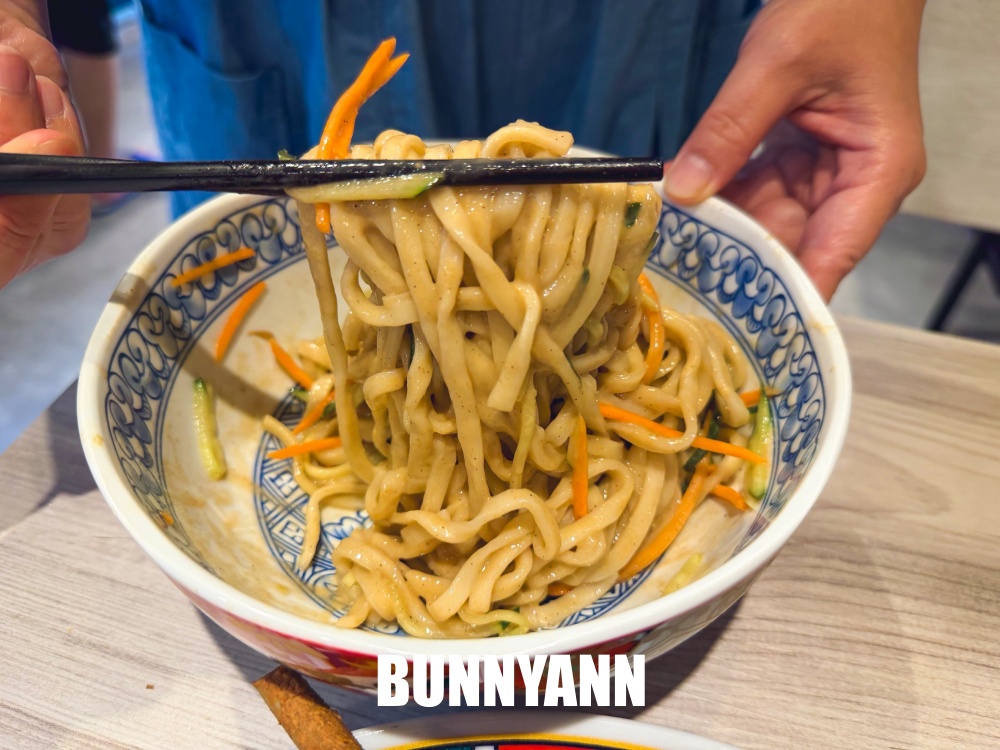 知道的人不多，是巷口那碗餐廳店家，280元香酥鴨份量大，乾麵也是招牌主打