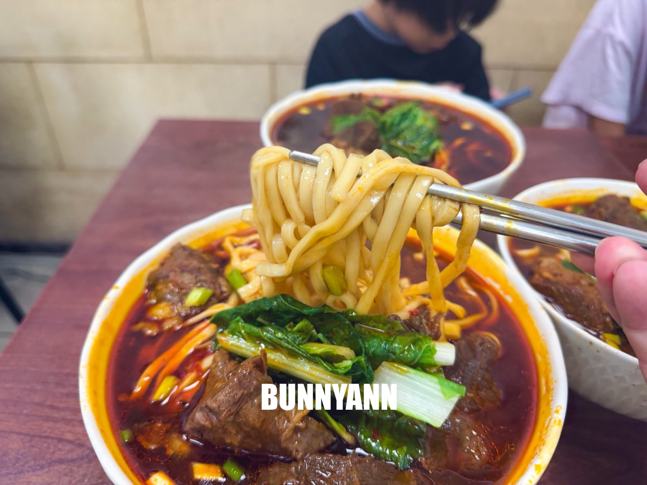 根本當地人才知道，是紅燒牛筋麵店家，叫個大碗會吃不完，餛飩麵也是招牌