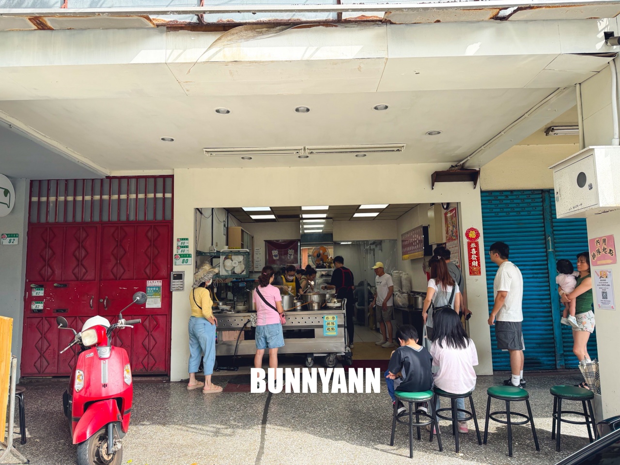 根本當地人才知道，是紅燒牛筋麵店家，叫個大碗會吃不完，餛飩麵也是招牌