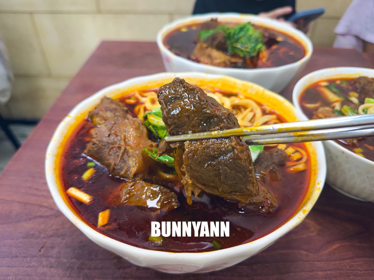 根本當地人才知道，是紅燒牛筋麵店家，叫個大碗會吃不完，餛飩麵也是招牌