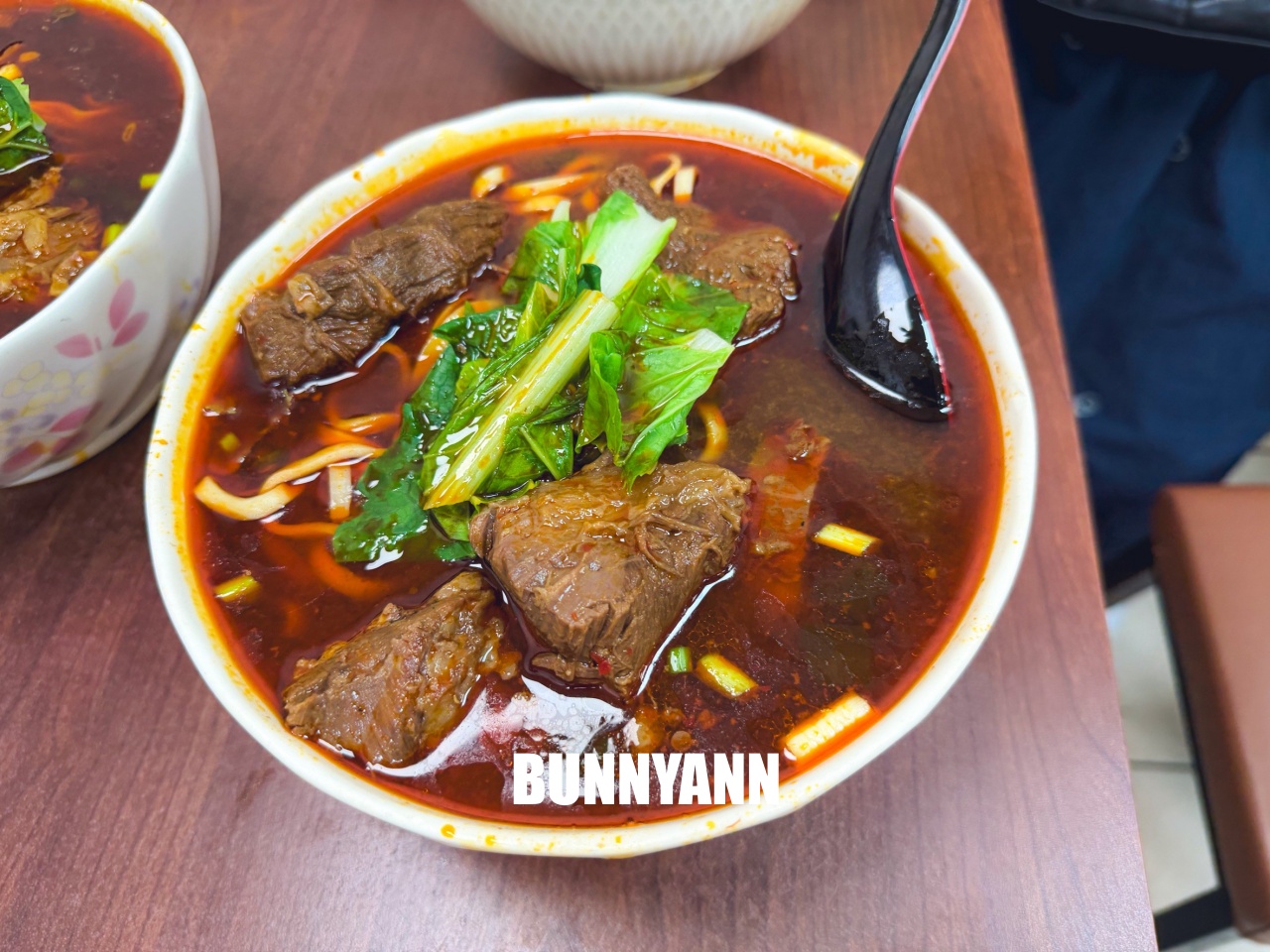 根本當地人才知道，是紅燒牛筋麵店家，叫個大碗會吃不完，餛飩麵也是招牌