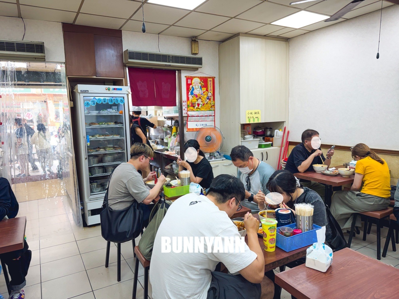 根本當地人才知道，是紅燒牛筋麵店家，叫個大碗會吃不完，餛飩麵也是招牌