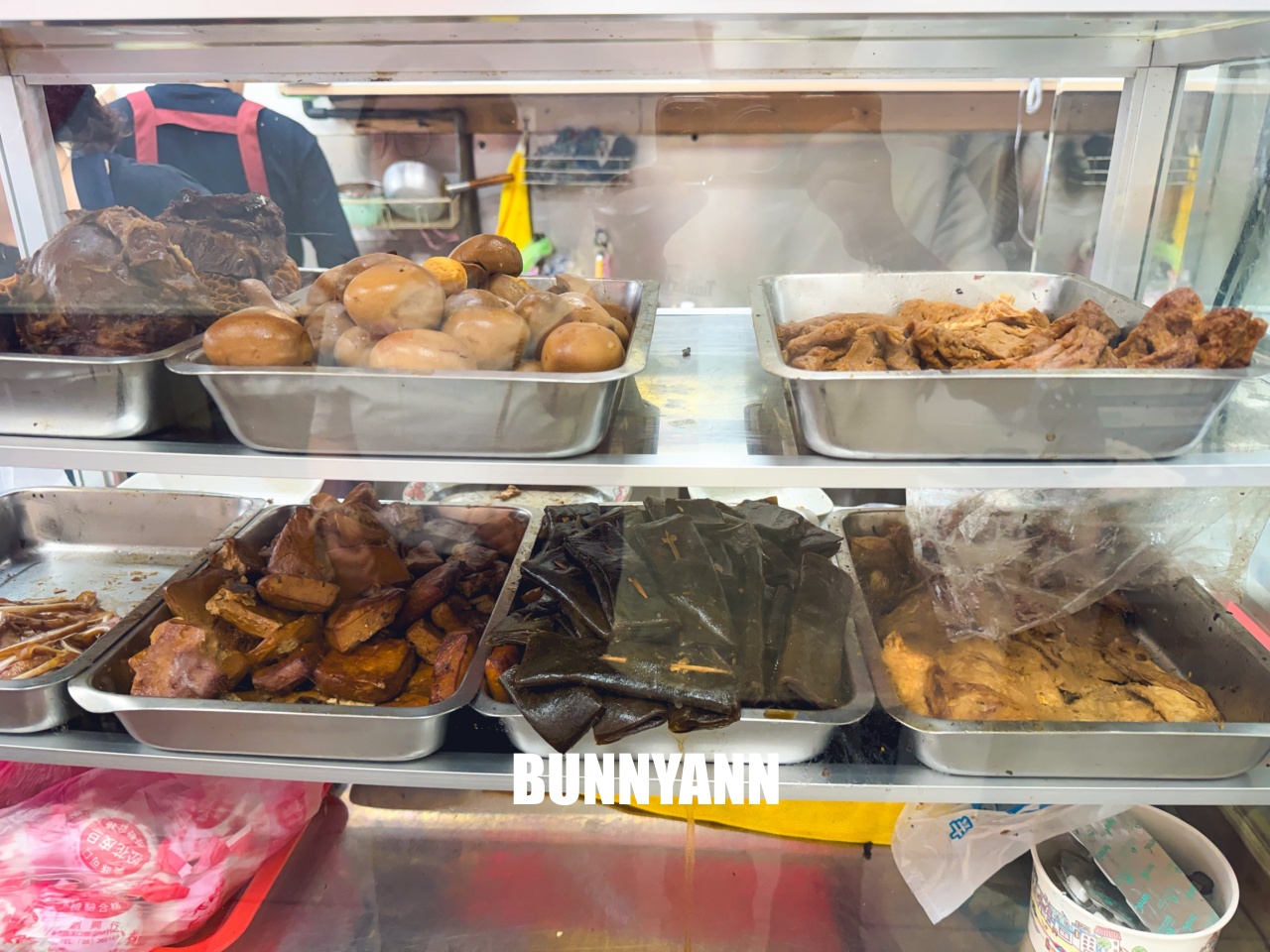 根本當地人才知道，是紅燒牛筋麵店家，叫個大碗會吃不完，餛飩麵也是招牌