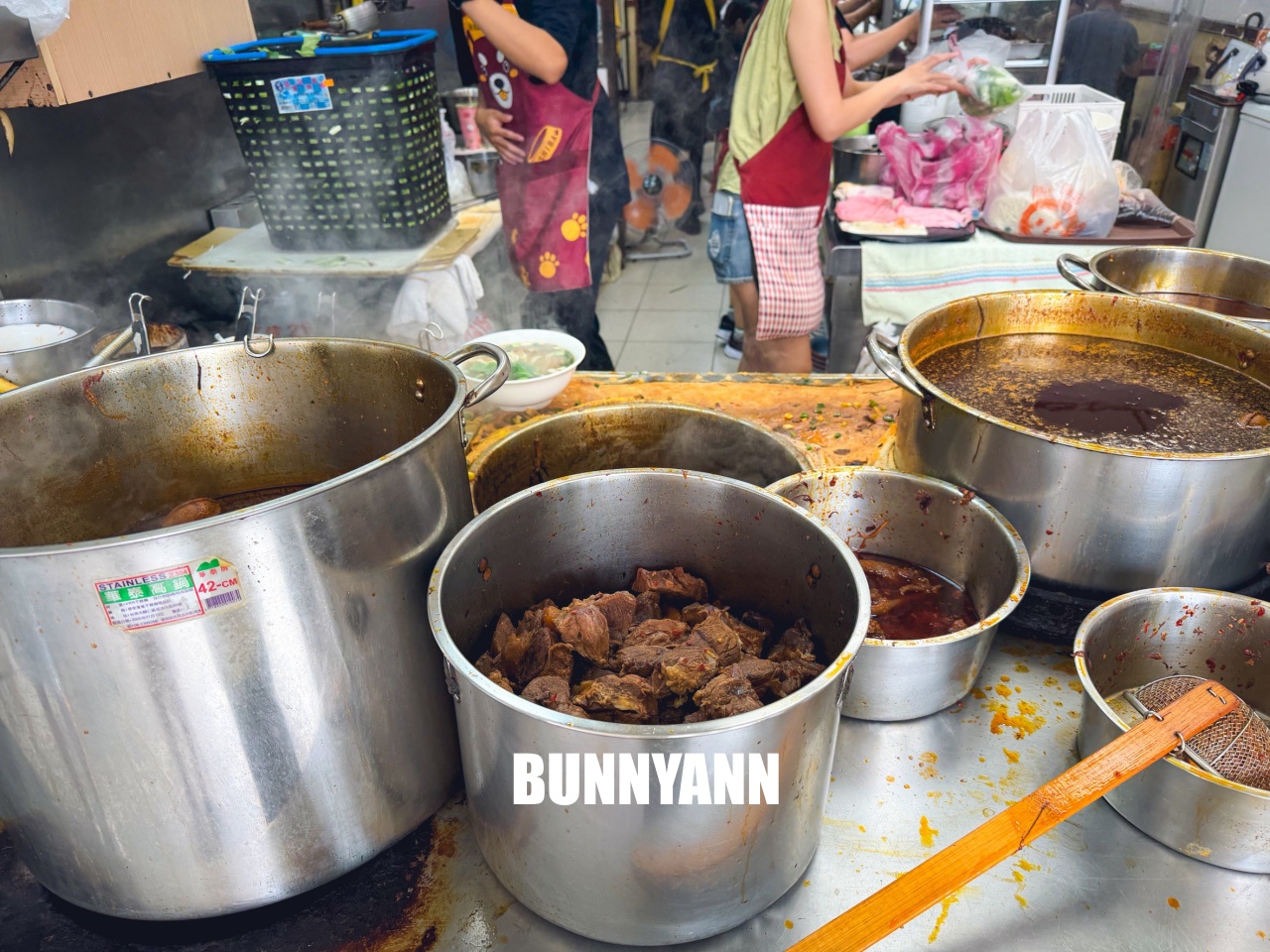 根本當地人才知道，是紅燒牛筋麵店家，叫個大碗會吃不完，餛飩麵也是招牌