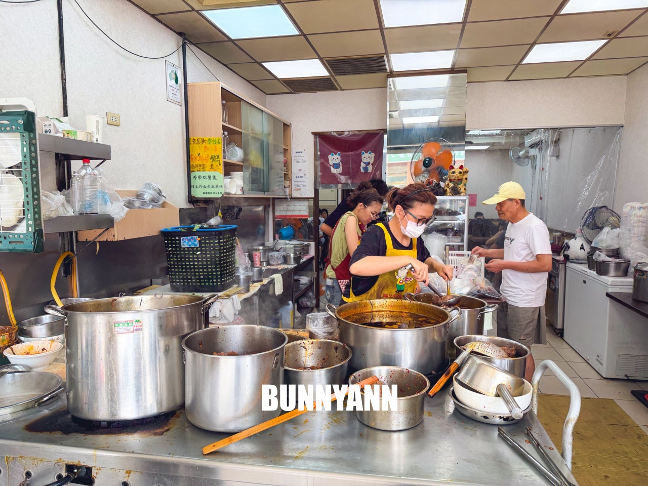 根本當地人才知道，是紅燒牛筋麵店家，叫個大碗會吃不完，餛飩麵也是招牌
