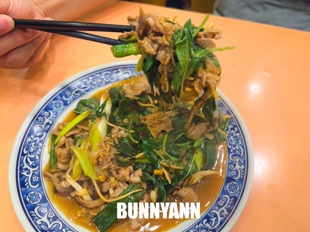 以為這家羊肉店沒人吃，120羊肉炒麵有夠飽，免費續湯也是招牌