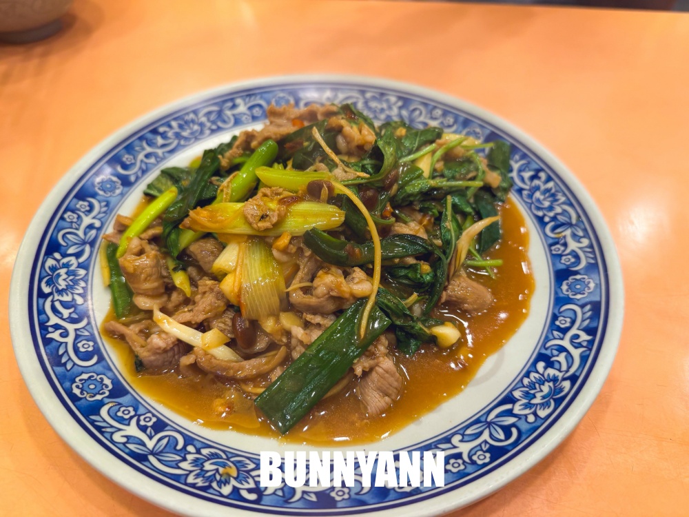 以為這家羊肉店沒人吃，120羊肉炒麵有夠飽，免費續湯也是招牌