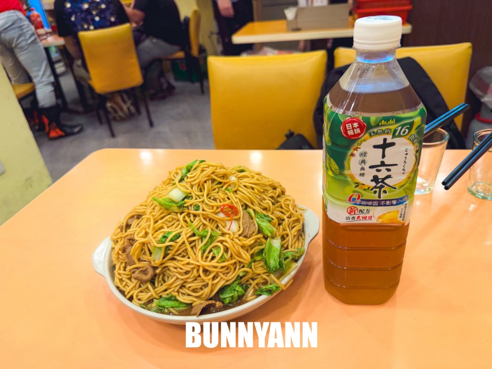 以為這家羊肉店沒人吃，120羊肉炒麵有夠飽，免費續湯也是招牌
