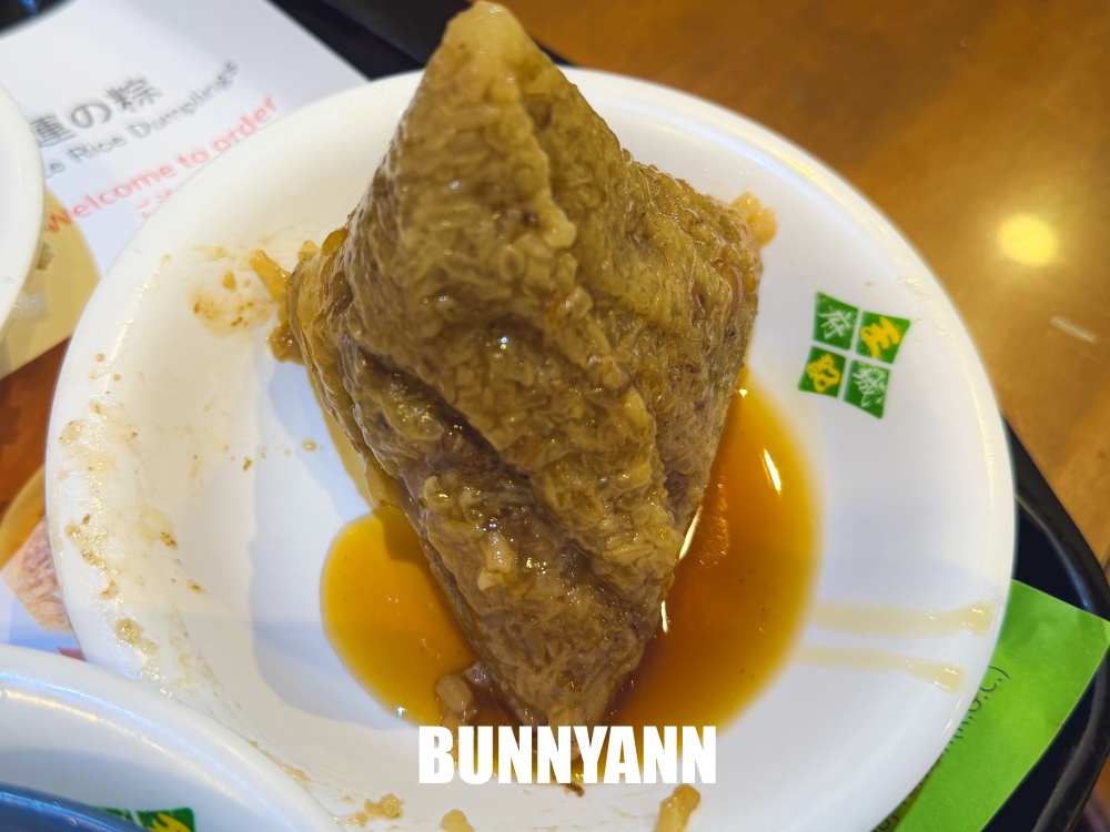 誰說這家沒人吃，是蛋黃肉粽店家，點個兩顆就很飽，碗粿也是招牌