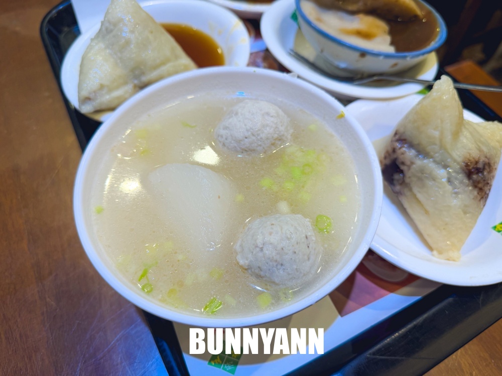 誰說這家沒人吃，是蛋黃肉粽店家，點個兩顆就很飽，碗粿也是招牌