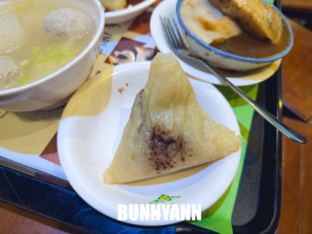 誰說這家沒人吃，是蛋黃肉粽店家，點個兩顆就很飽，碗粿也是招牌