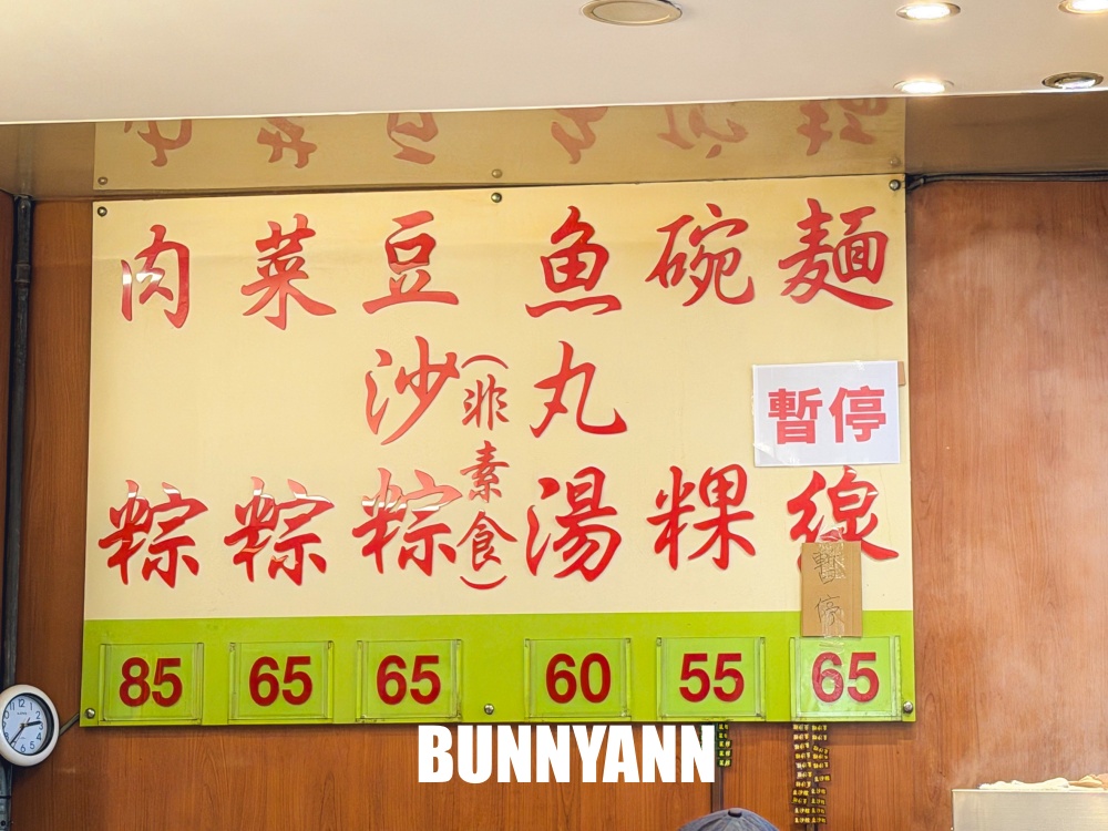 誰說這家沒人吃，是蛋黃肉粽店家，點個兩顆就很飽，碗粿也是招牌