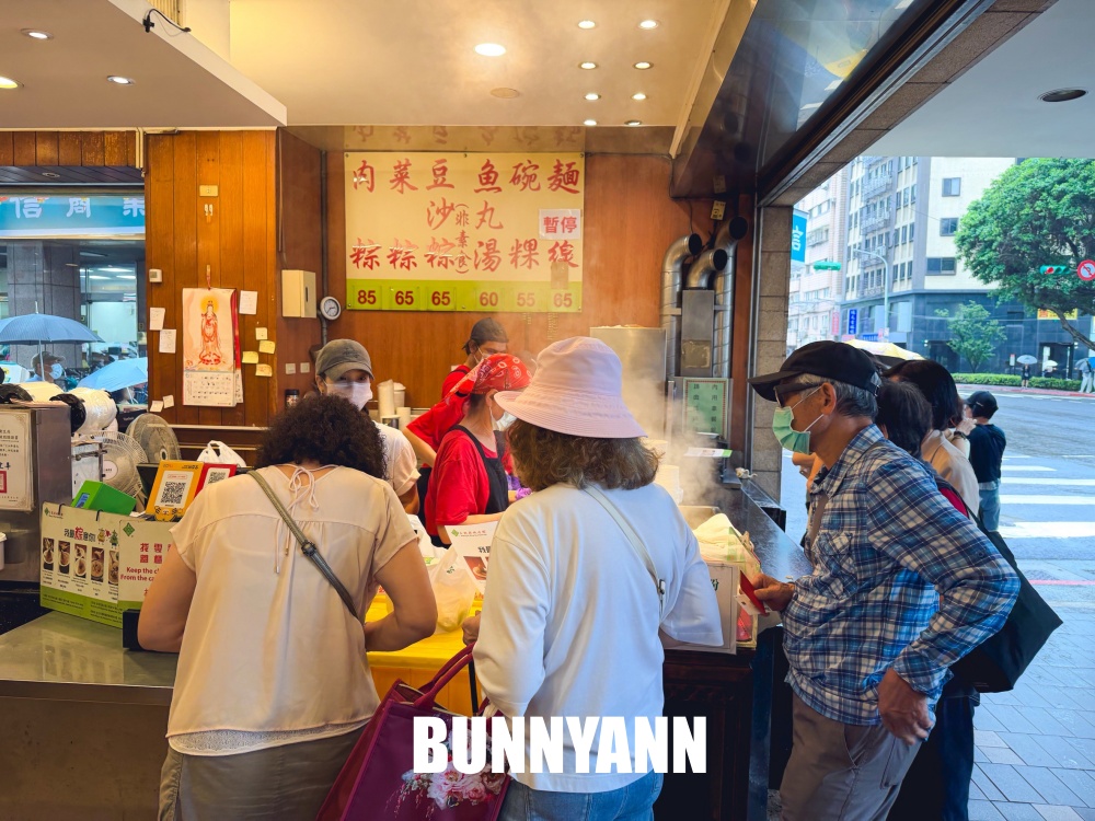 誰說這家沒人吃，是蛋黃肉粽店家，點個兩顆就很飽，碗粿也是招牌