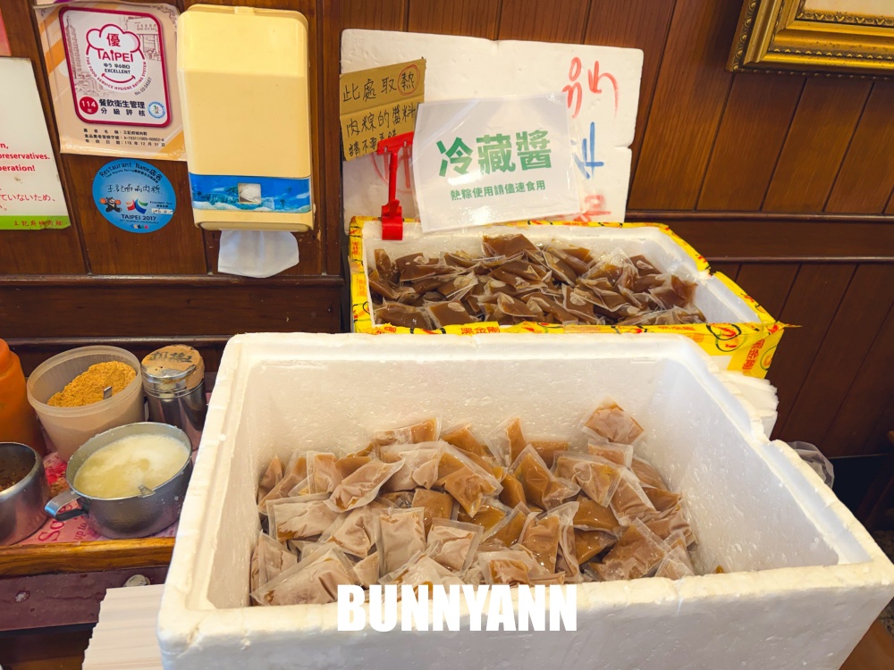 誰說這家沒人吃，是蛋黃肉粽店家，點個兩顆就很飽，碗粿也是招牌