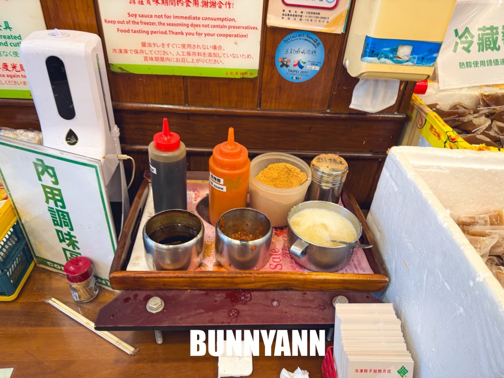 誰說這家沒人吃，是蛋黃肉粽店家，點個兩顆就很飽，碗粿也是招牌