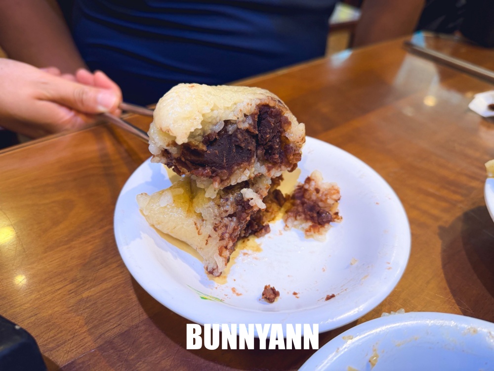 誰說這家沒人吃，是蛋黃肉粽店家，點個兩顆就很飽，碗粿也是招牌