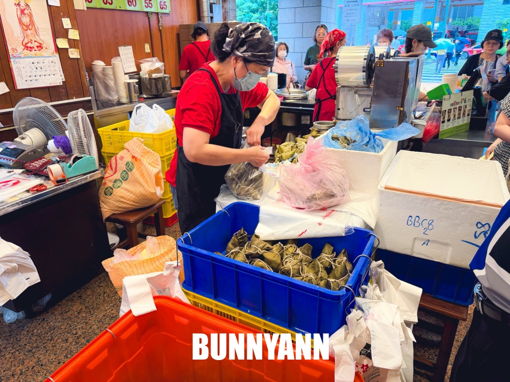 誰說這家沒人吃，是蛋黃肉粽店家，點個兩顆就很飽，碗粿也是招牌