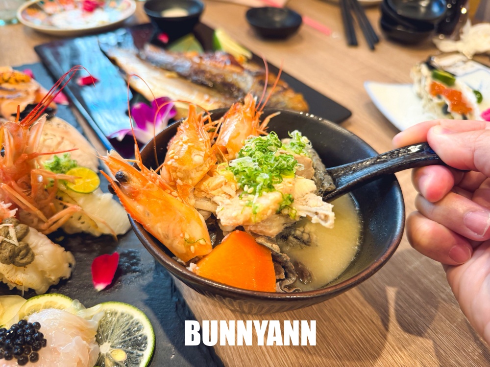很多人沒吃過，是日式料理店家，點個鮭魚丼飯吃不完，毛毛蟲壽司也是招牌