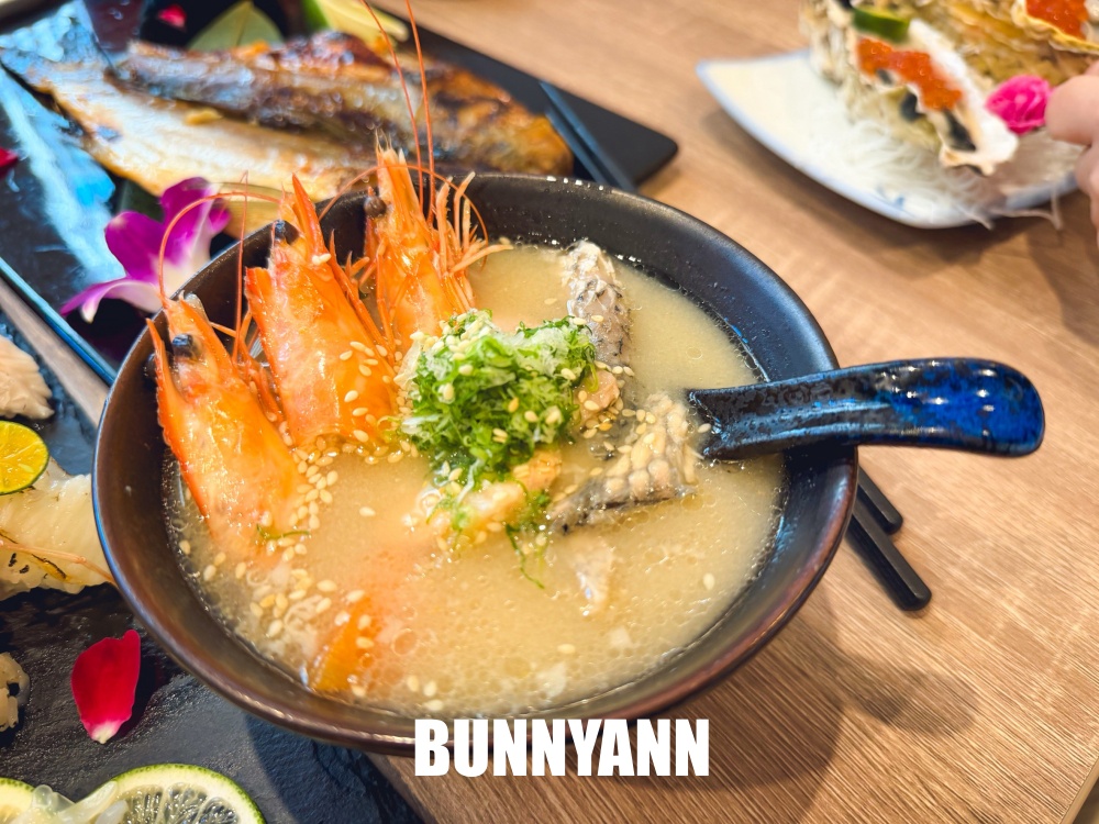 很多人沒吃過，是日式料理店家，點個鮭魚丼飯吃不完，毛毛蟲壽司也是招牌