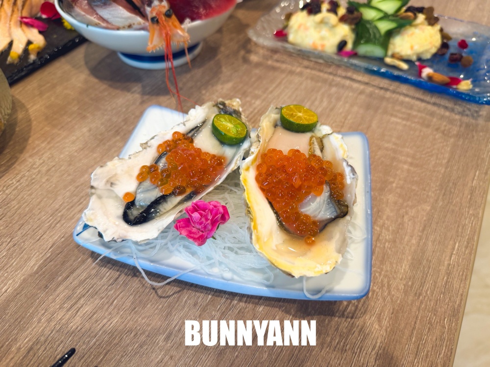 很多人沒吃過，是日式料理店家，點個鮭魚丼飯吃不完，毛毛蟲壽司也是招牌