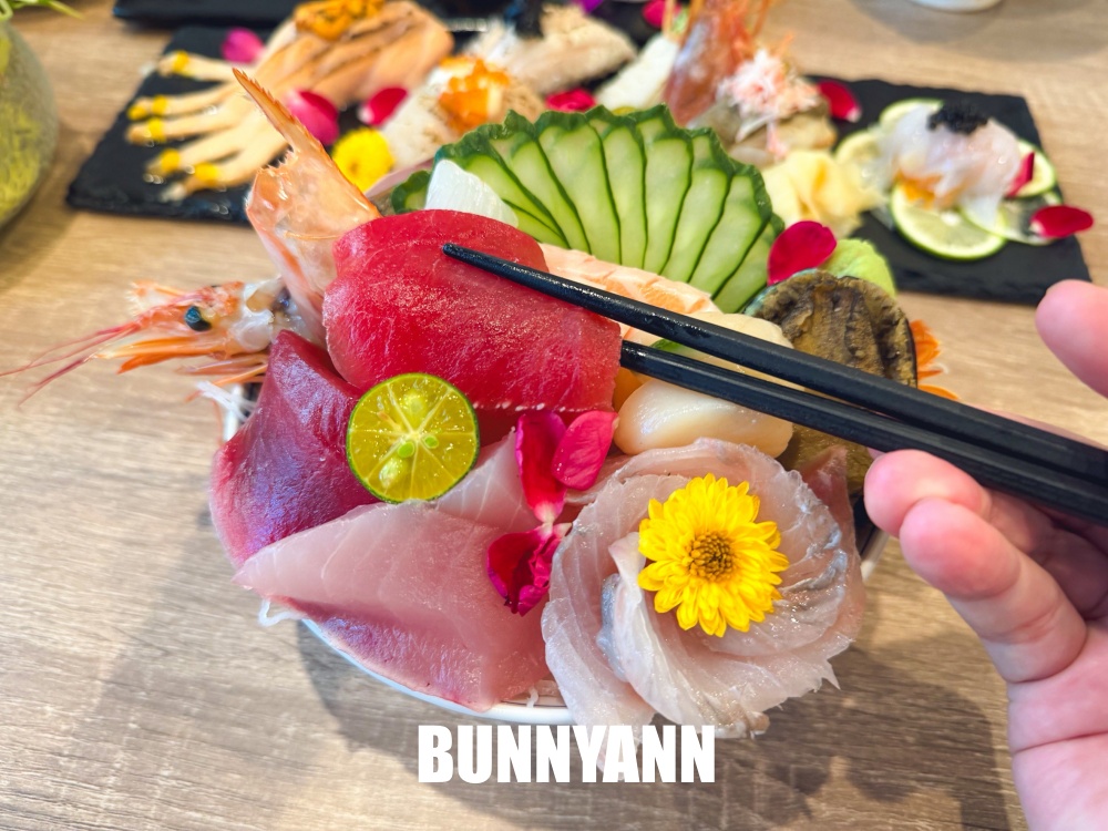很多人沒吃過，是日式料理店家，點個鮭魚丼飯吃不完，毛毛蟲壽司也是招牌