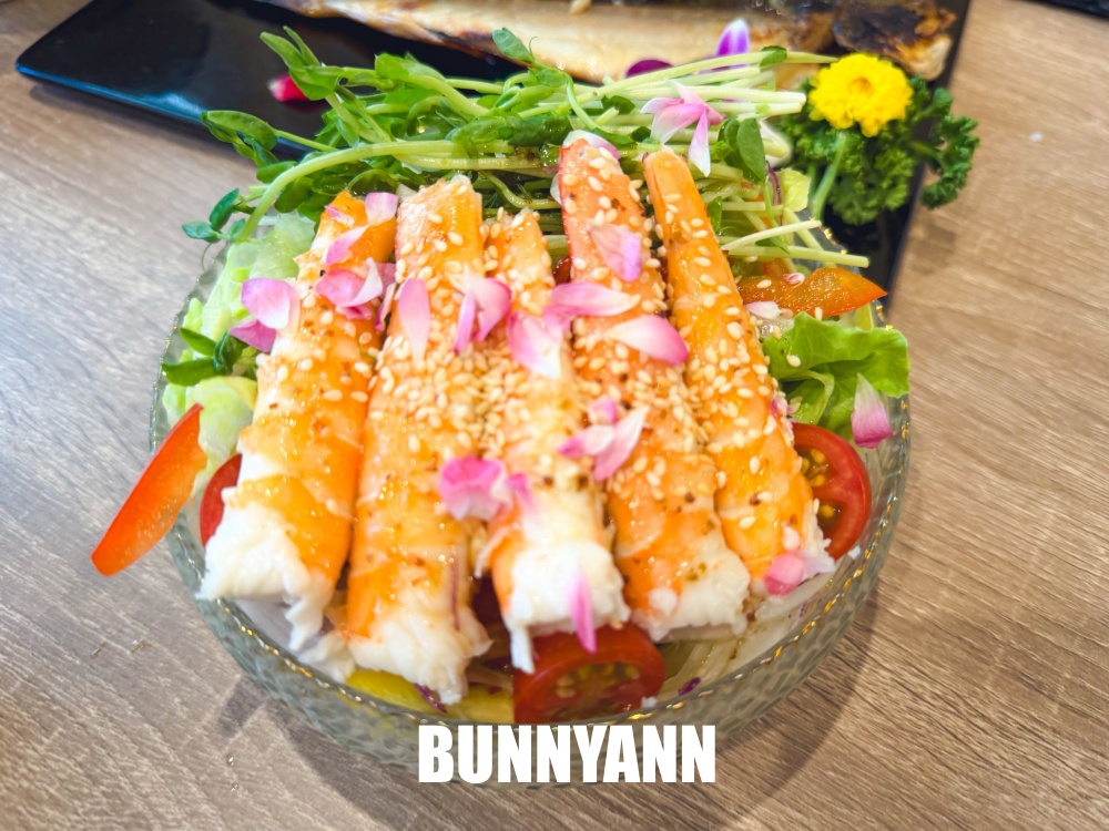 很多人沒吃過，是日式料理店家，點個鮭魚丼飯吃不完，毛毛蟲壽司也是招牌