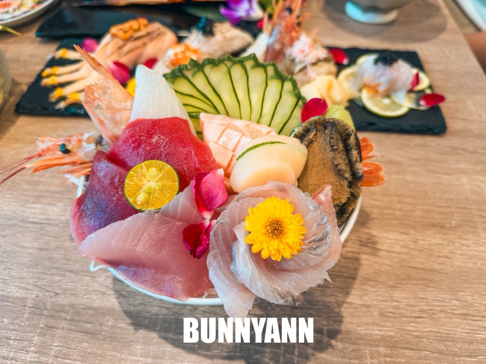 很多人沒吃過，是日式料理店家，點個鮭魚丼飯吃不完，毛毛蟲壽司也是招牌