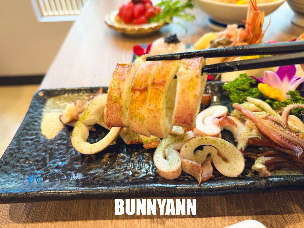 很多人沒吃過，是日式料理店家，點個鮭魚丼飯吃不完，毛毛蟲壽司也是招牌