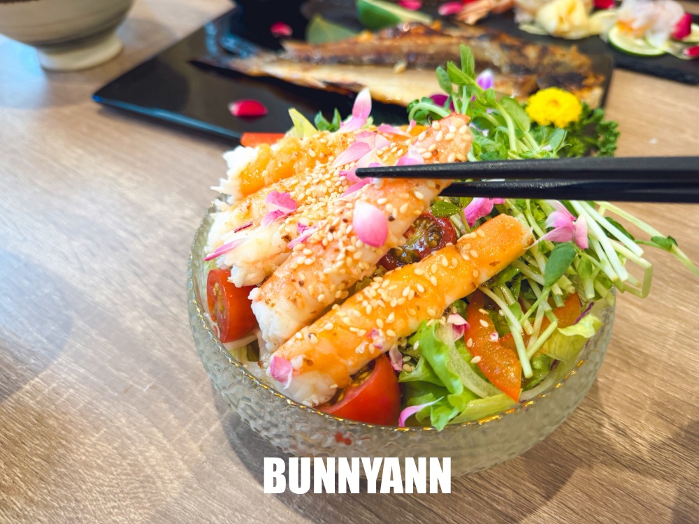 很多人沒吃過，是日式料理店家，點個鮭魚丼飯吃不完，毛毛蟲壽司也是招牌