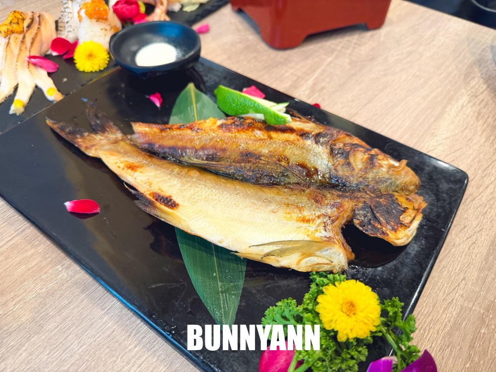 很多人沒吃過，是日式料理店家，點個鮭魚丼飯吃不完，毛毛蟲壽司也是招牌