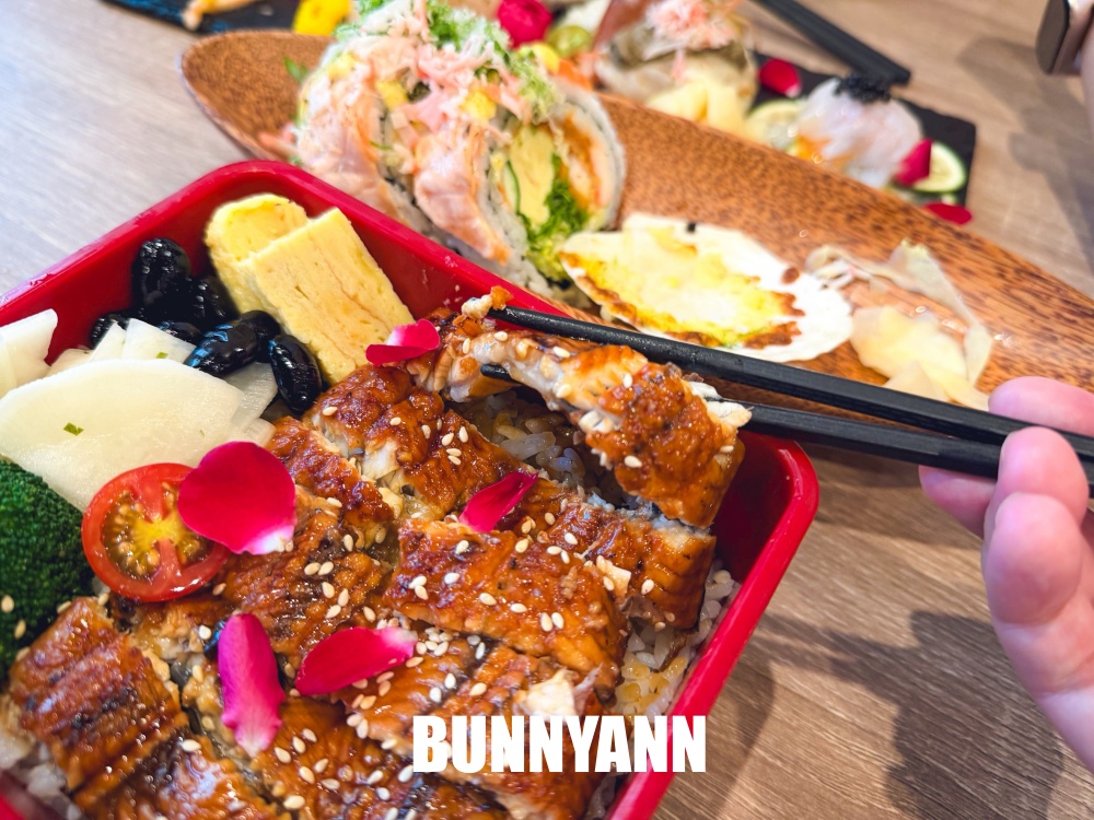 很多人沒吃過，是日式料理店家，點個鮭魚丼飯吃不完，毛毛蟲壽司也是招牌