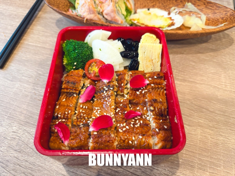很多人沒吃過，是日式料理店家，點個鮭魚丼飯吃不完，毛毛蟲壽司也是招牌