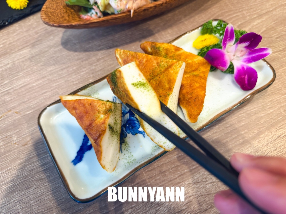 很多人沒吃過，是日式料理店家，點個鮭魚丼飯吃不完，毛毛蟲壽司也是招牌