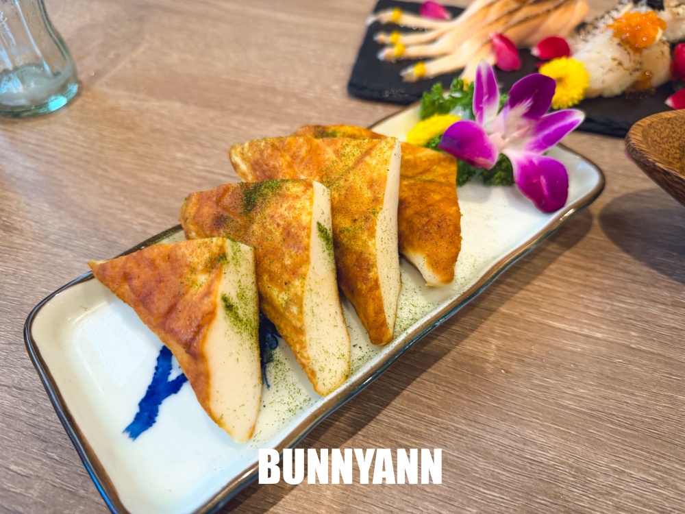 很多人沒吃過，是日式料理店家，點個鮭魚丼飯吃不完，毛毛蟲壽司也是招牌