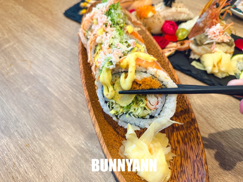 很多人沒吃過，是日式料理店家，點個鮭魚丼飯吃不完，毛毛蟲壽司也是招牌